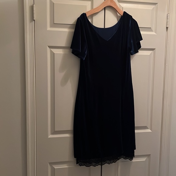 NWT 👗 cute, stretchy, lace hem underlay, floral embroidery - Picture 7 of 8